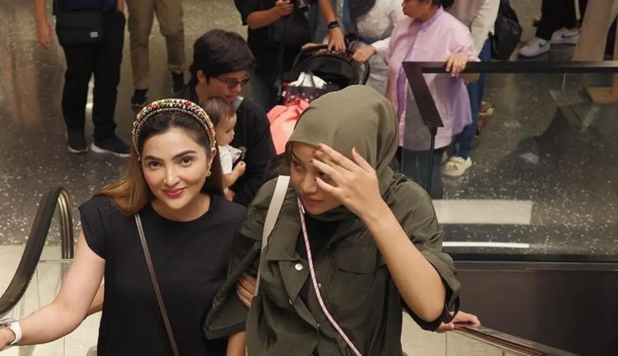 Saat berlibur ke Thailand dengan Atta Halilintar dan kedua anak mereka, Aurel tampil memukau. Mengenakan hijab modern, ia memperlihatkan tubuh rampingnya di jalanan Thailand. Mereka mengunjungi beberapa destinasi populer sambil menikmati momen keluarga. (Liputan6.com/IG/@aurelie.hermansyah)