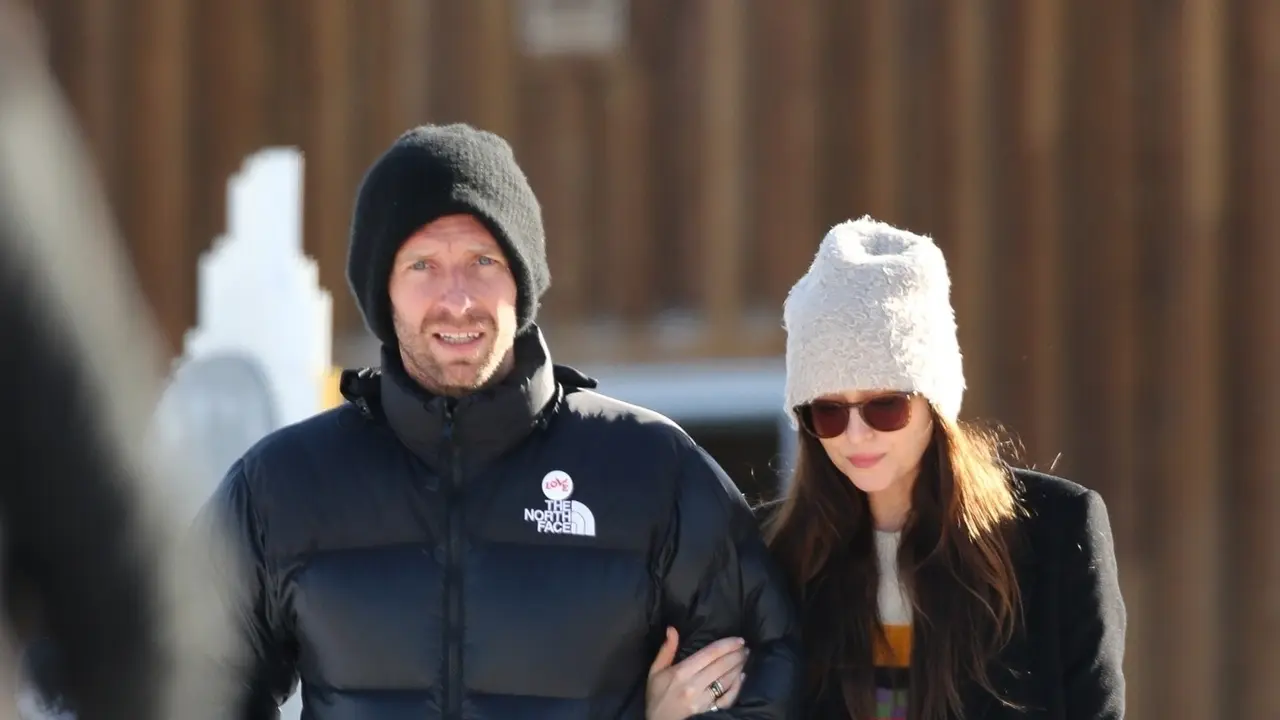 Chris Martin dan Dakota Johnson. [Foto: TPG Images]