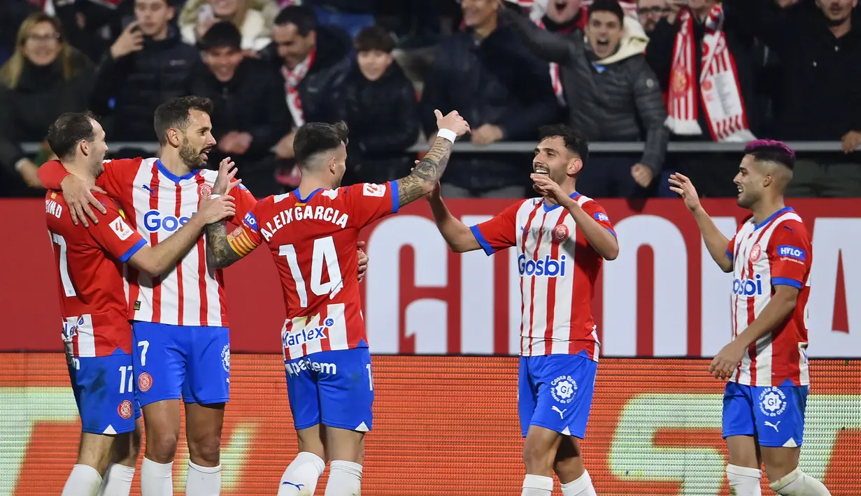 Selebrasi para pemain Girona setelah Ivan Martin (kedua kanan) mencetak gol keempat ke gawang Atletico Madrid yang menjadi penentu kemenangan 4-3 pada laga pekan ke-19 Liga Spanyol 2023/2024 di Montilivi Stadium, Girona, Kamis (4/1/2024) dini hari WIB. (AFP/Pau Barrena)