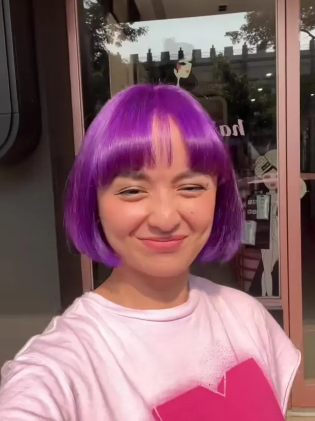 Pesona Joanna Alexandra dengan Warna Rambut Ungu