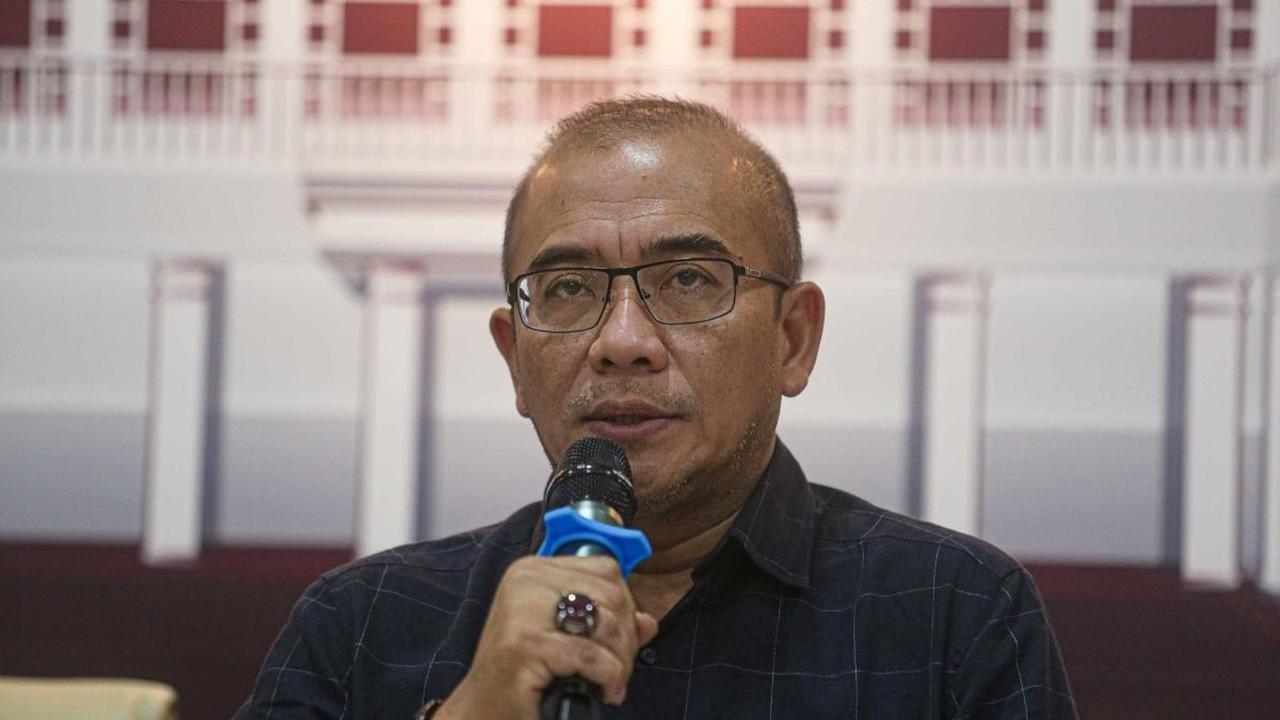 "Menjatuhkan sanksi pemberhentian tetap kepada teradu Hasyim Asy'ari selaku ketua merangkap anggota Komisi Pemilihan Umum RI terhitung putusan ini dibacakan,"&nbsp;