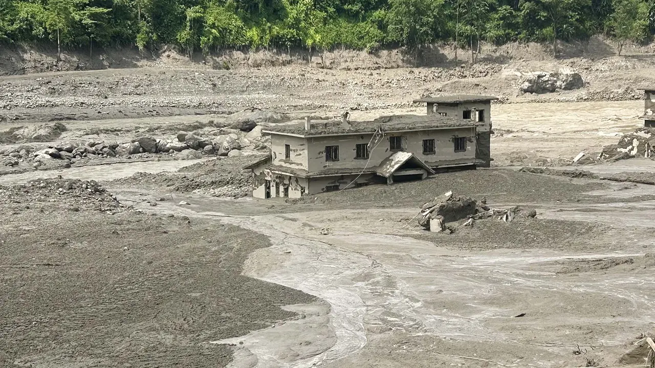 Banjir Bandang Nepal Tewaskan 95 Orang dan Ratusan Wisatawan Hilang