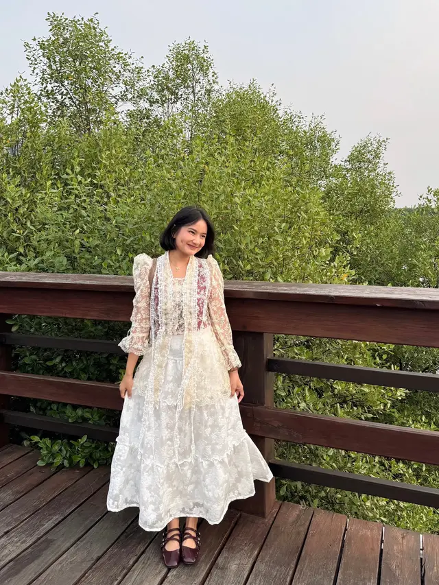 Vintage Look dengan Dress Brokat Putih