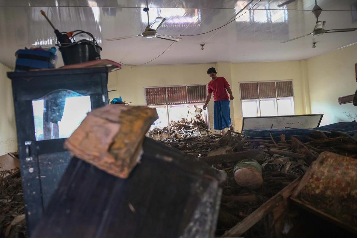 FOTO: Potret Kayu Gelondongan Hancurkan Rumah dan Fasilitas Warga