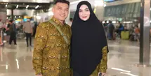 Anang dan Ashanty resmi bertolak ke Tanah Suci untuk menunaikan ibadah haji melalui Bandara Soekarno-Hatta, Tangerang. Ashanty pun mengenakan kerudung panjang hitam dengan outer seragam motif batik. [@ashanty_ash]
