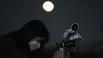 Seorang wanita mengambil foto bulan melalui teleskop saat gerhana bulan di Goyang, Korea Selatan, Selasa, 8 November 2022. Fenomena gerhana bulan total terjadi pada 8 November 2022 di berbagai negara. (AP Photo/Lee Jin-man)