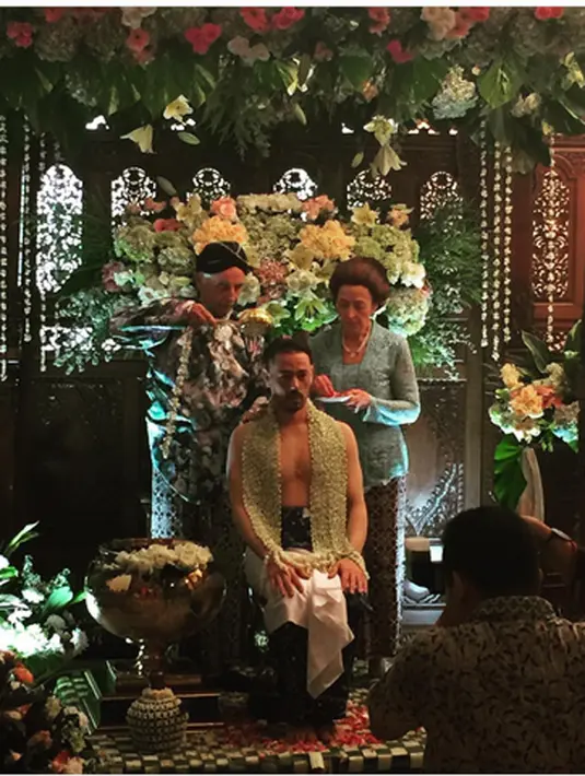 Lelaki berdarah Italia, Luigi Ferrara yang berhasil meluluhkan hati Putri saat melakukan siraman. (Instagram/dewimeitasari)