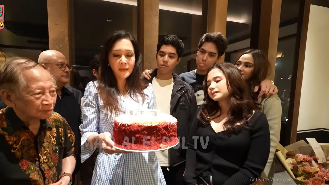 Potret Bahagia Maia Estianty Rayakan Ulang Tahun ke-49, Makan Malam Istimewa Bareng Suami, Sang Ayah, Anak-Anak hingga Calon Menantu