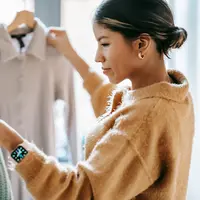 Ilustrasi memilih pakaian yang sustainable fashion/Copyright pexels.com/Liza Summer