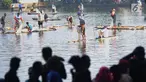 Warga menjala ikan saat tradisi Ngubek Situ di Situ Gede, Bogor, Minggu (13/5). Kegiatan pesta rakyat yang diikuti ratusan warga Bogor tersebut diselenggarakan untuk menyambut Bulan Suci Ramadan 1439 H. (Merdeka.com/Arie Basuki)