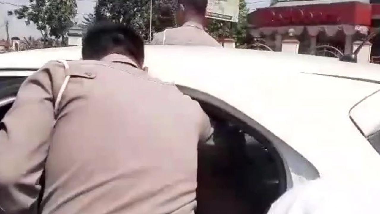 Setelah diilakukan pengejaran, akhirnya berhasil diberhentikan di perbatasan ke arah Wiradesa, atau di depan Rasika FM.