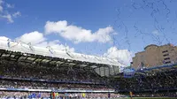 Pendukung Chelsea yang memadati Stamford Bridge turut bahagia melihat tim kesayangannya menjadi juara Liga Premier Inggris musim ini. (Reuters/Carl Recine)
