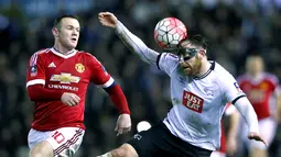 Striker Manchester United, Wayne Rooney, berebut bola dengan pemain Derby County, Richard Keogh pada laga putaran keempat Piala FA, di Stadion Pride Park, Sabtu (30/1/2016) dini hari WIB. (Reuters/Eddie Keogh)