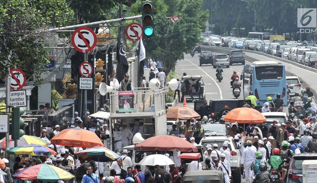 Suasana saat massa Laskar Pembela Islam mengawal pemeriksaan Habib Bahar bin Smith di depan Gedung Bareskrim Polri, Jakarta, Kamis (6/12). Habib Bahar diduga menghina Presiden Joko Widodo dalam ceramahnya. (Merdeka.com/Iqbal Nugroho)