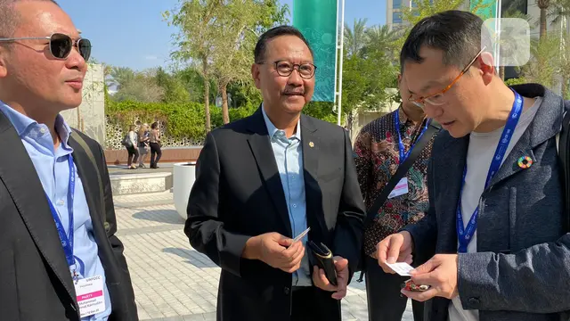 Kepala Otorita Ibu Kota Nusantara (OIKN) Bambang Susantono berbincang bersama delegasi dari Jepang, Sabtu, 2 Desember 2023 di Dubai Expo City (Liputan6.com/Teddy Tri Setio Berty).