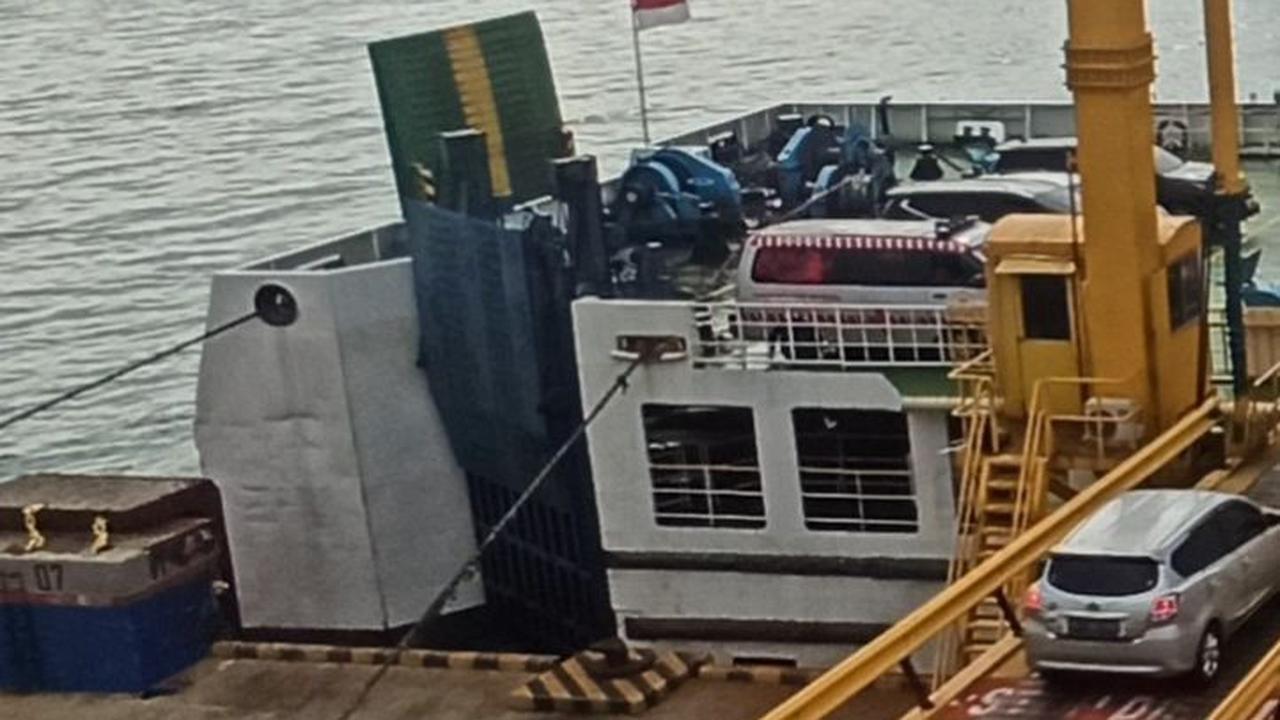 Pemudik kemudian merayap hingga ke gerbang pelabuhan. Tampak jajaran kendaraan mengantre sebelum masuk kapal.<br>