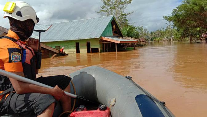 Banjir masih merendam hingga ketinggian 1,5 hingga 2 meter di sejumlah kecamatan terpencil di Konawe Utara, Kamis (13/6/2019). (Liputan6.com/ Ahmad Akbar Fua)