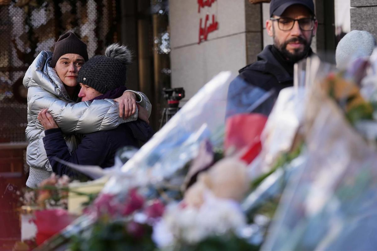 FOTO: Warga Berdoa dan Letakkan Karangan Bunga di Lokasi Kebakaran Crans Montana Swiss