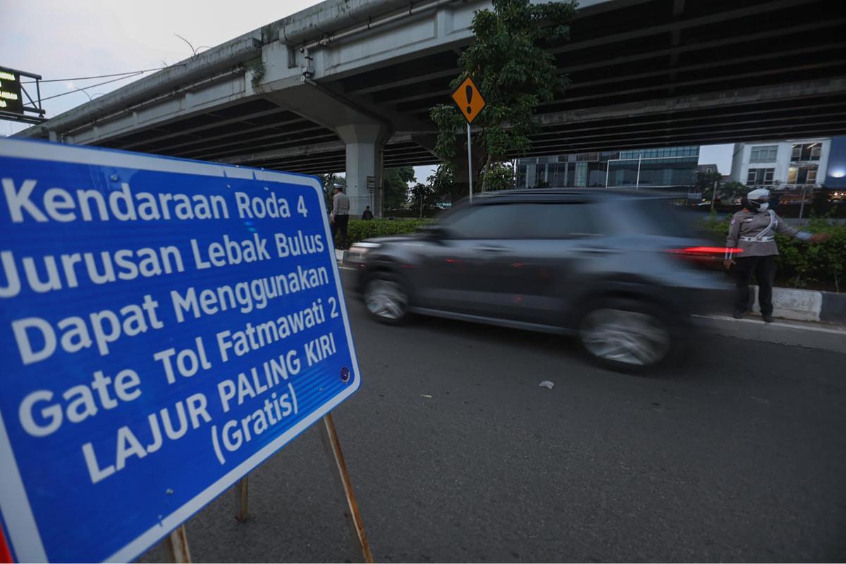 FOTO: Uji Coba Rekayasa Lalin di TB Simatupang, Jalur Gratis Tol Fatmawati Dibuka