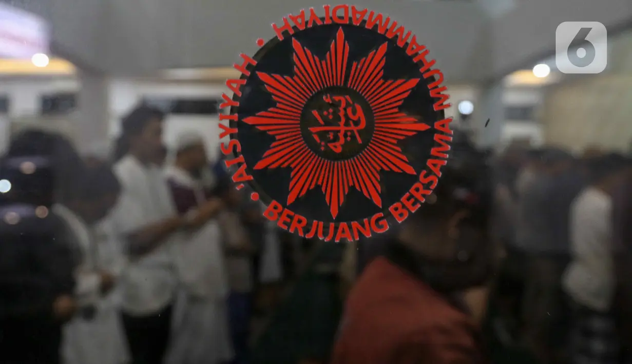 Warga Muhammadiyah tampak khusyuk mengikuti salat tarawih di malam pertama Ramadan 1445 H. (Liputan6.com/Herman Zakharia)