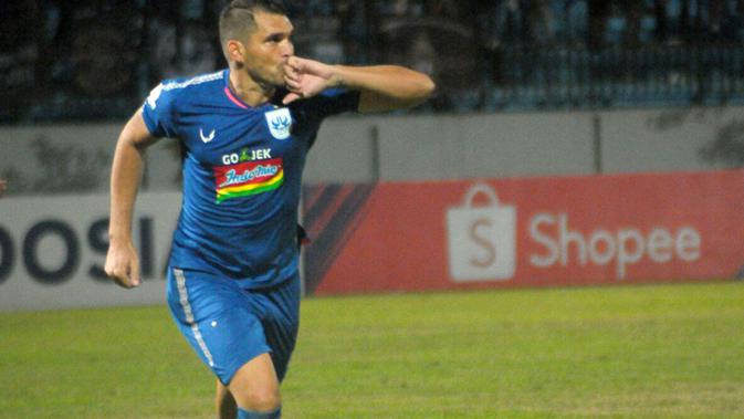 Pemain belakang PSIS, Wallace Costa, setelah menjebol gawang Persela di Stadion Moch. Soebroto, Magelang, Sabtu (6/7/2019). (Bola.com/Vincentius Atmaja)