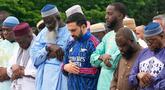 Gaya unik ditampilkan Wali Kota New York, Zohran Mamdani saat mengikuti salat Idul Adha pada Rabu (27/05/2026) waktu setempat. (AP Photo/Richard Drew)