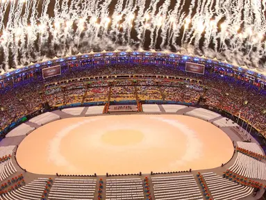 Pesta kembang api mengawali penutupan Olimpiade Rio 2016 di Stadion Maracana, Minggu (21/8). Hujan deras mengawali jelang upacara penutupan. (REUTERS/Pawel Kopczynski)