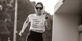 Ibu tiga anak ini terlihat begitu menikmati berbagai jenis olahraga yang ia ikuti. Mulai dari lari, tennis, hingga golf. (Instagram/ramadhaniabakrie).