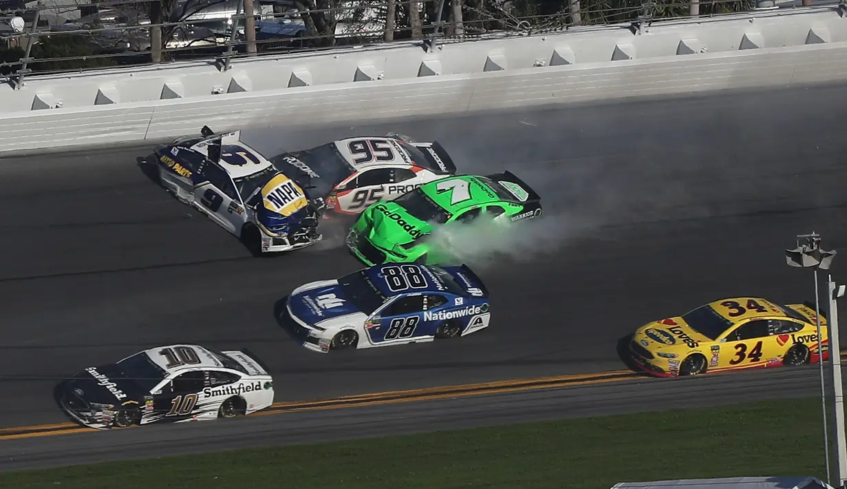 Mobil pembalap wanita, Danica Patrick (warna hijau) mengalami tabrakan beruntun saat perlombaan balap Nascar Daytona 500 Cup di Daytona International Speedway (18/2). (Sean Gardner/Getty Images/AFP)