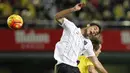 Striker Malaga, Roque Santa Cruz, duel udara  dengan gelandang Villarreal, Tomas Pina, pada laga La Liga di Stadion El Madrigal, Spanyol, Sabtu (13/2/2016). Villarreal berhasil menaklukan Malaga 1-0. (AFP/Jose Jordan)