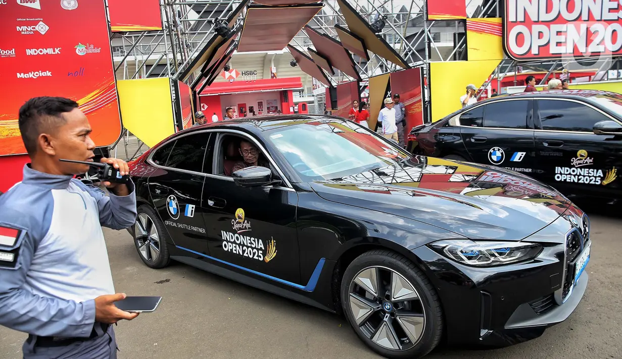Deretan mobil BMW menghiasi pintu masuk ajang Indonesia Open 2025 di depan area Istora Gelora Bung Karno, Senayan, Jakarta, Selasa (3/6/2025). (Liputan6.com/Angga Yuniar)