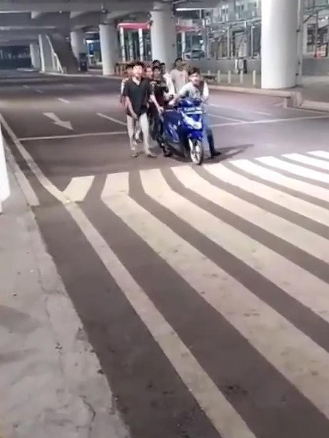 pemuda dihukum nyanyi lagu Indonesia Raya