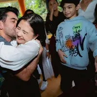 Potret Prilly Latuconsina dan Reza Rahadian di acara ulang tahun Reza (Instagram/