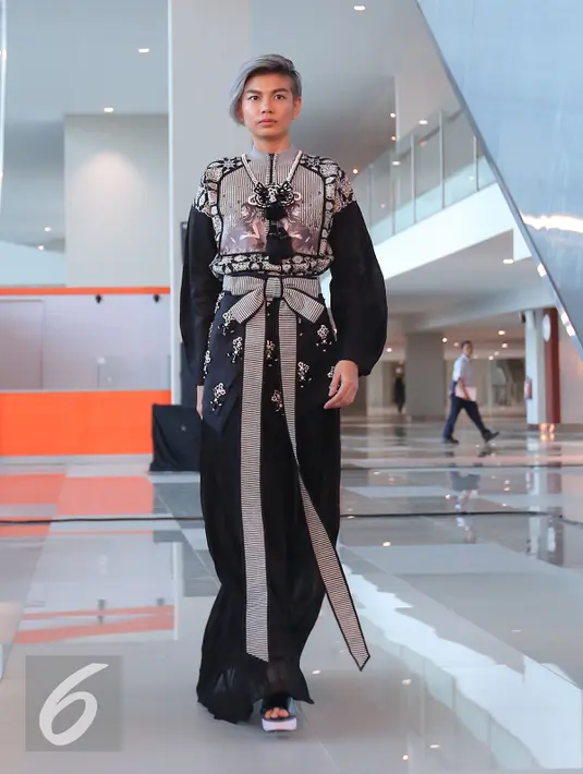 Model membawakan busana Danny Satriadi dengan tema Arkamaya dalam fashion show di Terminal 3 Ultimate Bandara Soekarno Hatta, Tangerang, Banten, Rabu (20/7). (Liputan6.com/Angga Yuniar)