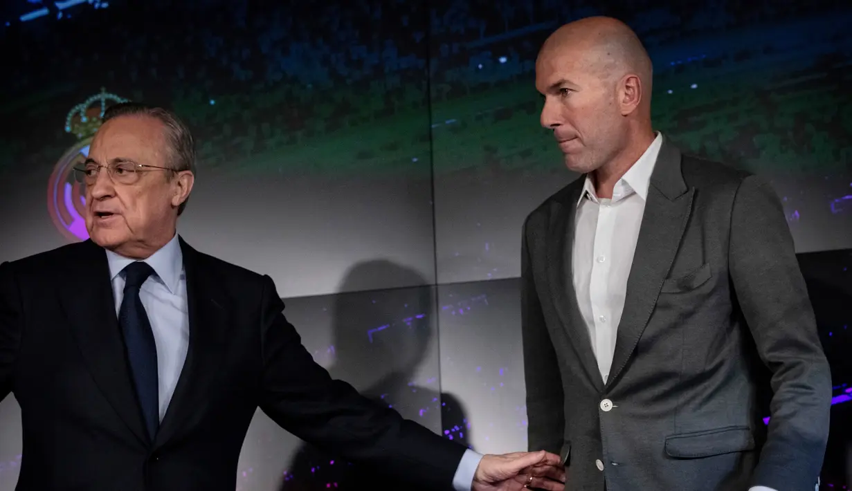 Zinedine Zidane memberi keterangan terkait penunjukannya sebagai pelatih Real Madrid saat konferensi pers di Madrid, Spanyol, Senin (11/3). Zidane dipanggil lagi untuk membenahi skuat Real Madrid yang tengah porak-poranda. (AP Photo/Bernat Armangue)