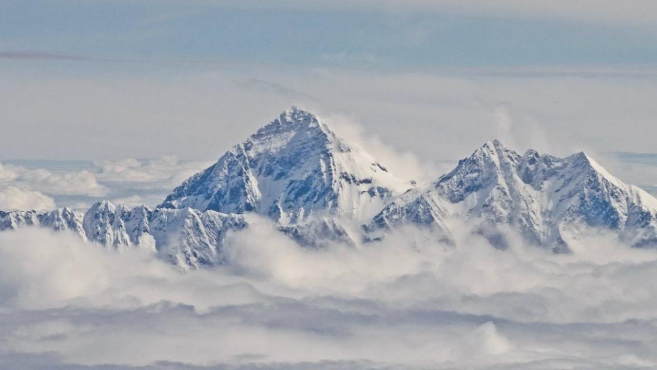 Publik pasti tak asing dengan Gunung Everest. Gunung yang dianggap paling tinggi di dunia ini memiliki tinggi mencapai 29.000 kaki (8.850 mdpl).