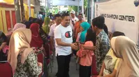 Anggota Komisi III Ahmad Sahroni berkunjung ke daerah Warakas, Jakarta Utara. (Liputan6.com/Hanz Jimenes Salim)