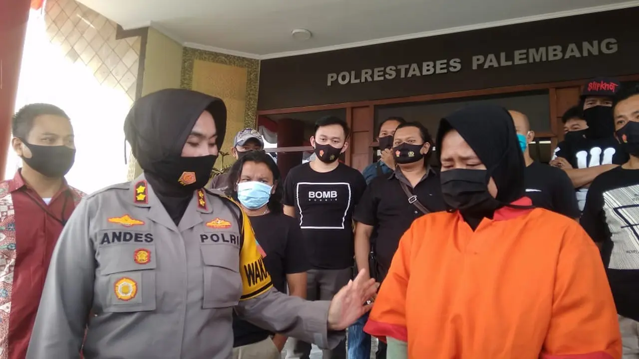 Tangisan Penyesalan Wanita Pencuri Barang Jemaah Masjid di Palembang