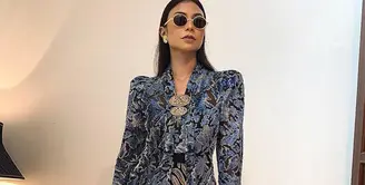 Memiliki pesona dan persona cantik yang unik, juga terepresentasikan dalam selera berpakaian. Seperti dalam memadukan pakaian nasional kebaya. Lewat potongan bahu yang dibuat ekstra dan dipasangkan dengan boots metalik, tampilan Shareefa Daanish langsung jadi nyentrik. (Foto: Instagram @shareefadaanish)