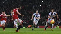 Gelandang Manchester United, Juan Mata, saat mengekseksi penalti yang berujung gol ke gawang West Bromwich Albion, pada pertandingan lanjutan Premier League 2015-16, di Old Trafford, 7 November 2015. (AFP/Oli Scarff). 