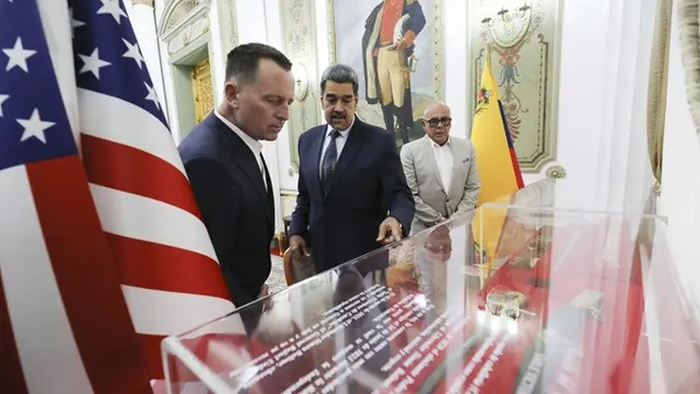 Presiden Venezuela Nicolas Maduro saat bertemu dengan utusan khusus Donald Trump, Richard Grenell, di Istana Miraflores, Caracas, Jumat (31/1/2025).