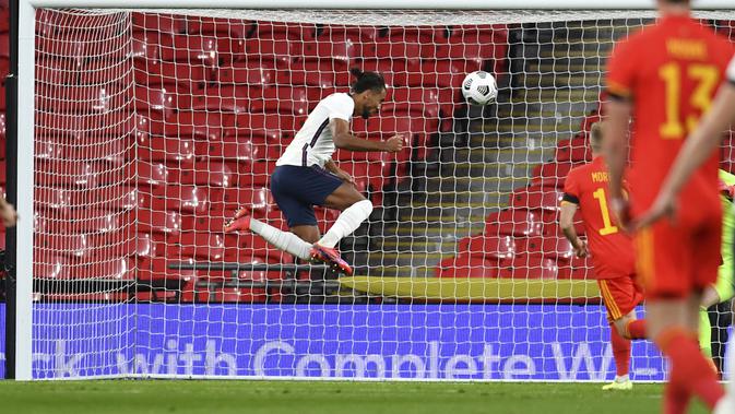 Dominic Calvert-Lewin dari Inggris, menyundul bola untuk mencetak gol selama pertandingan sepak bola persahabatan internasional antara Inggris dan Wales di stadion Wembley di London, Kamis 8 Oktober 2020. (Glynn Kirk / Pool via AP)