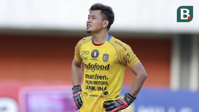 Kiper Bali United, Wawan Hendrawan saat melawan Persita Tangerang dalam laga matchday ke-3 Grup D Piala Menpora 2021 di Stadion Maguwoharjo, Sleman, Jumat (2/4/2021). Bali United bermain imbang 1-1 dengan Persita. (Bola.com/M Iqbal Ichsan)