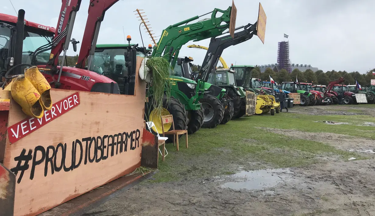 Sejumlah traktor berbaris selama protes di Den Haag, Belanda, Selasa (1/10/2019). Kemacetan lalu lintas yang panjang terjadi di jam sibuk akibat traktor-traktor peserta demo melintas dengan lambat di sepanjang jalan raya utama negara itu menuju kota Den Haag untuk berdemonstrasi. (AP/Mike Corder)