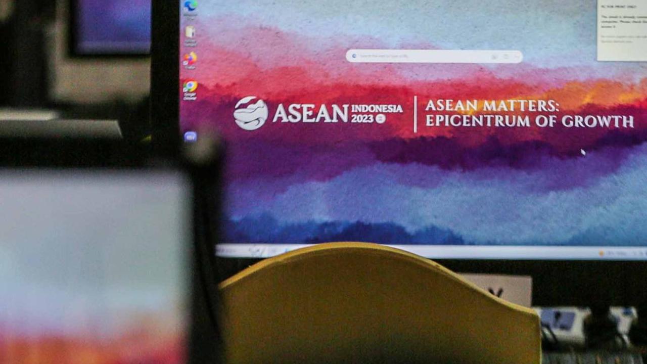 Para jurnalis tampak sibuk menggunakan komputer yang disediakan di ruang Media Center KTT ke-43 ASEAN, Jakarta Convention Center (JCC) Senayan, Jakarta, Selasa (5/9/2023).