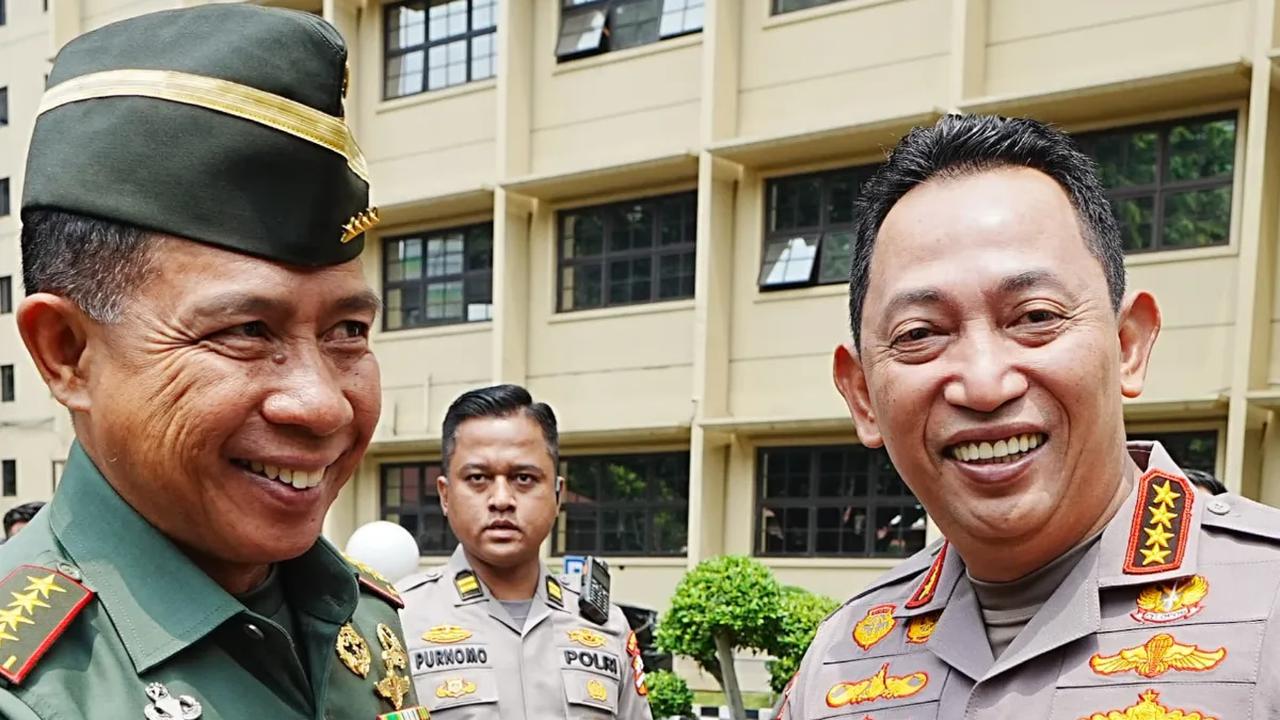 Jenderal Agus Subiyanto terlihat menghadiri sebuah acara bersama dengan Kapolri Jenderal Polisi Listyo Sigit Prabowo. <br>