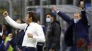 Pelatih Inter Milan, Antonio Conte, merayakan kemenangan atas Fiorentina pada laga Seria A di Stadion Giuseppe Meazza, Minggu (27/9/2020). Inter Milan menang dengan skor 4-3. (AP/Luca Bruno)