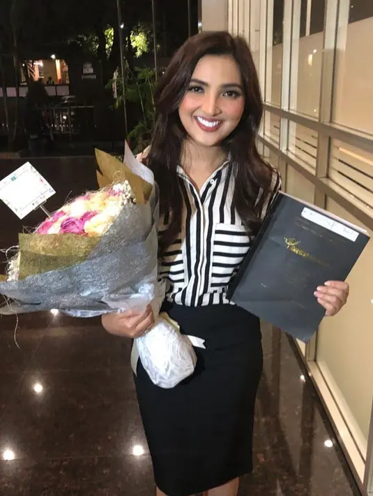 Ashanty menuliskan, bahwa dirinya pun tak menyangka bisa selesai dalam waktu 1,5 tahun. Mengingat saat kuliah ia juga sedang mengandung Arsya selama 9 bulan. Dan lebih membanggakan, ia memperoleh nilai A. (Instagram/ashanty_ash)