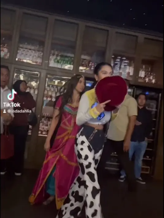 Namun sayang, sang suami tak bisa mendampingi Zize merayakan ulang tahunnya yang digelar di Jakarta kali ini. Ultah Zize mengusung tema Toy Story. Penampilan Zize di hari ulang tahunnya. [Instagram/isdadahlia]