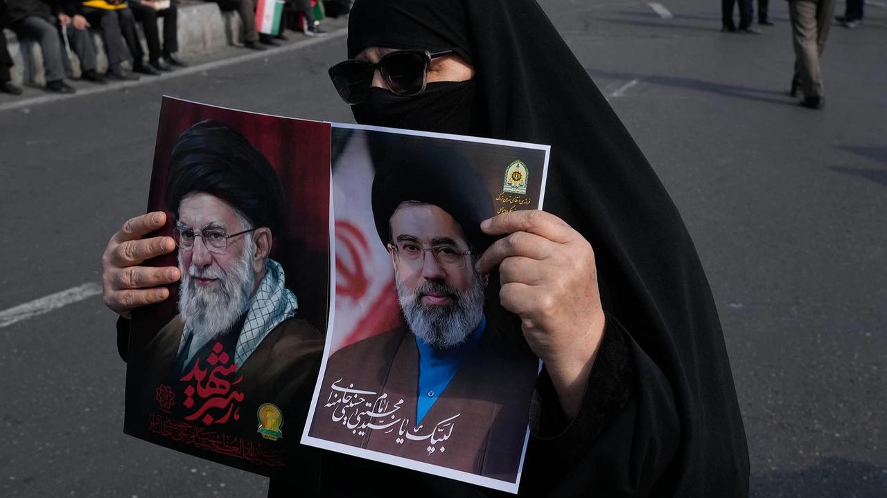 FOTO: Ribuan Warga Iran Turun ke Jalan Dukung Mojtaba Khamenei